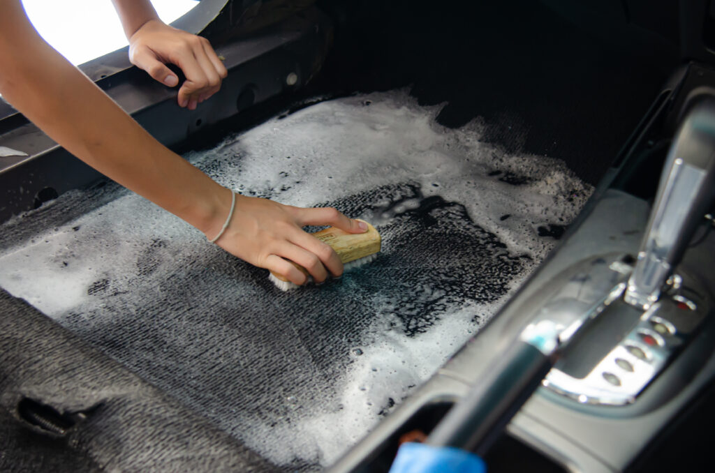 Comment nettoyer les tapis de voiture